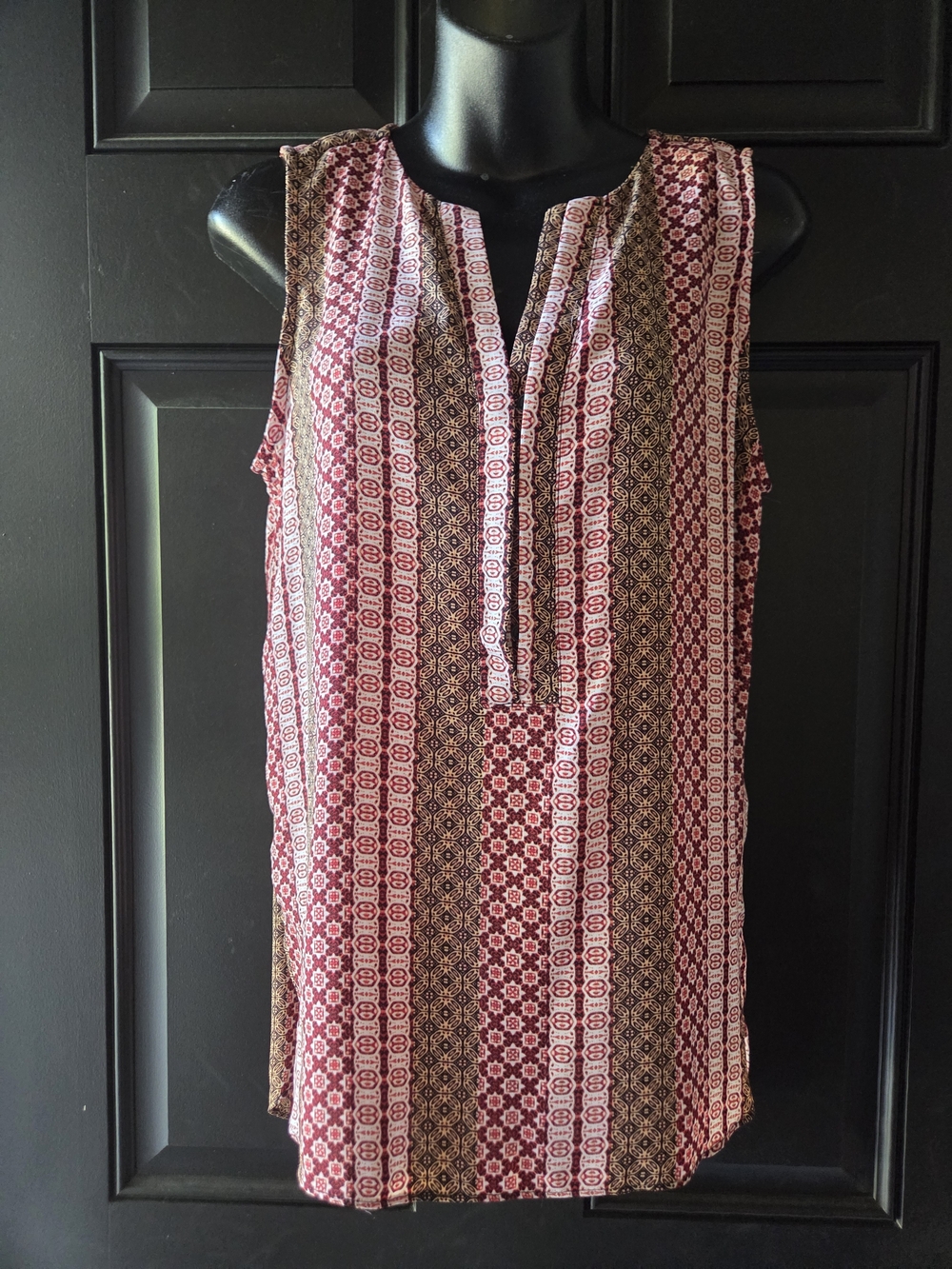 Sleeveless Printed Split-Neck Top in Burgundy & Cream